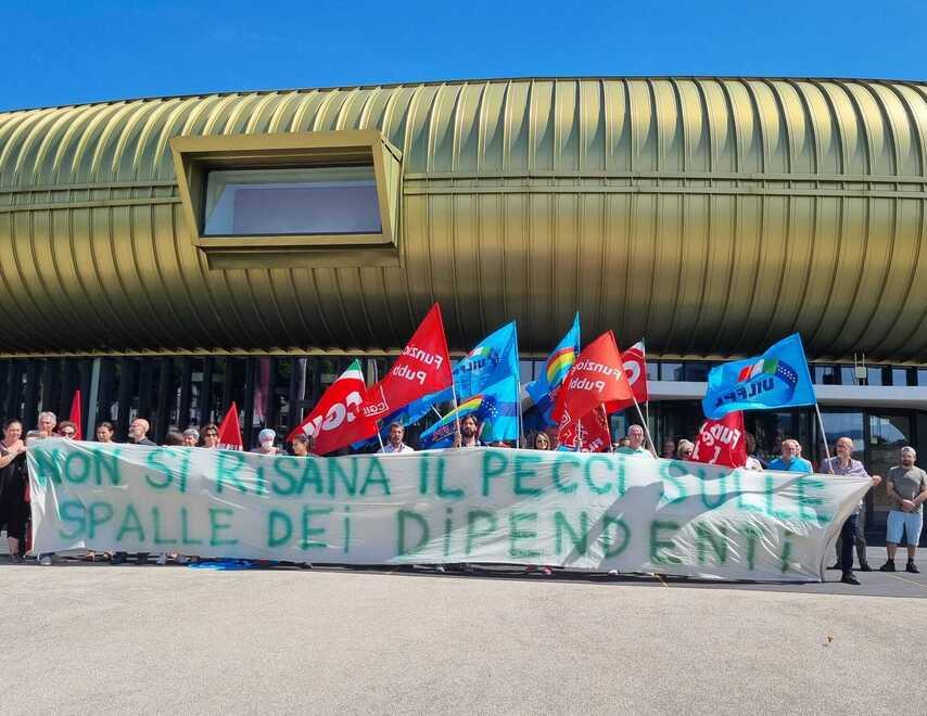 Prato, presidio davanti al museo Pecci: «Si ritirino i licenziamenti»