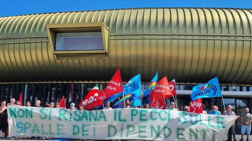 Prato, presidio davanti al museo Pecci: «Si ritirino i licenziamenti»