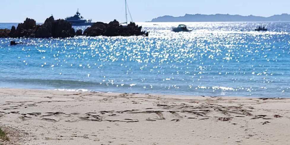 La Maddalena, passeggiate e scritte sulla sabbia: la Spiaggia Rosa alla mercé dei cafoni 
