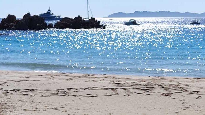 La Maddalena, passeggiate e scritte sulla sabbia: la Spiaggia Rosa alla mercé dei cafoni 