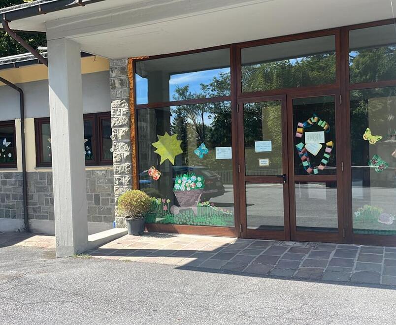 L’ingresso della scuola dell’infanzia “Norma Cossetto” di Abetone: l’amministrazione comunale di Cutigliano ha deciso di pagare di tasca propria la differenza economica per garantire le 40 ore settimanali di servizio