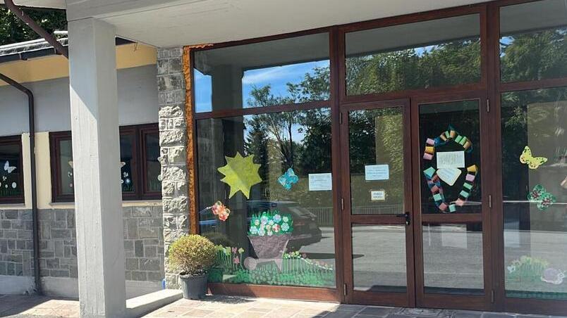 L’ingresso della scuola dell’infanzia “Norma Cossetto” di Abetone: l’amministrazione comunale di Cutigliano ha deciso di pagare di tasca propria la differenza economica per garantire le 40 ore settimanali di servizio