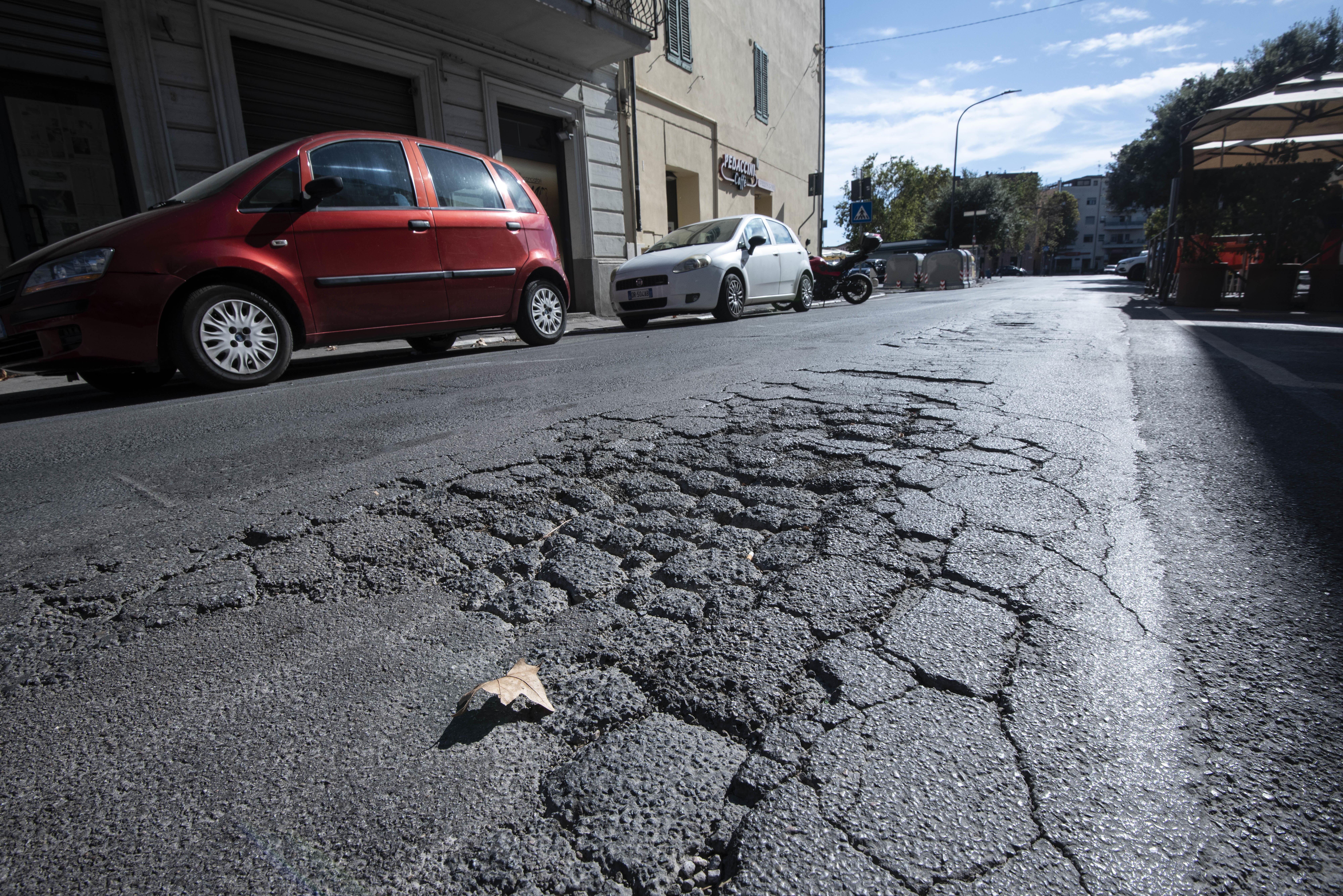 Lavatoi, Fossombroni e Porciatti. 630mila euro per tappare le buche<br>
