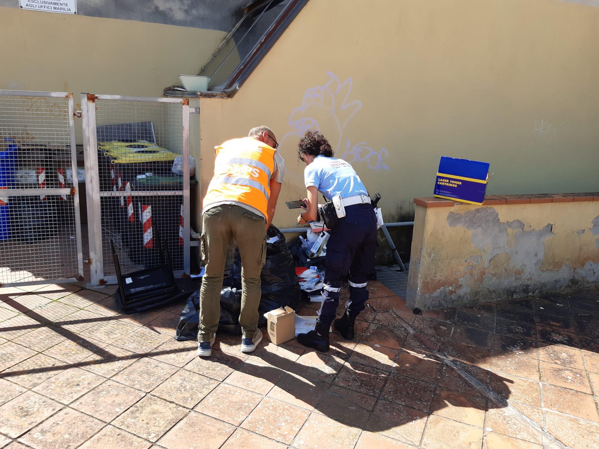 Un ispettore ambientale di Aamps e una poliziotta della municipale in azione