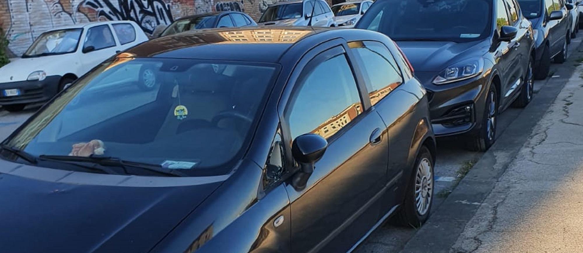 Una delle auto danneggiate