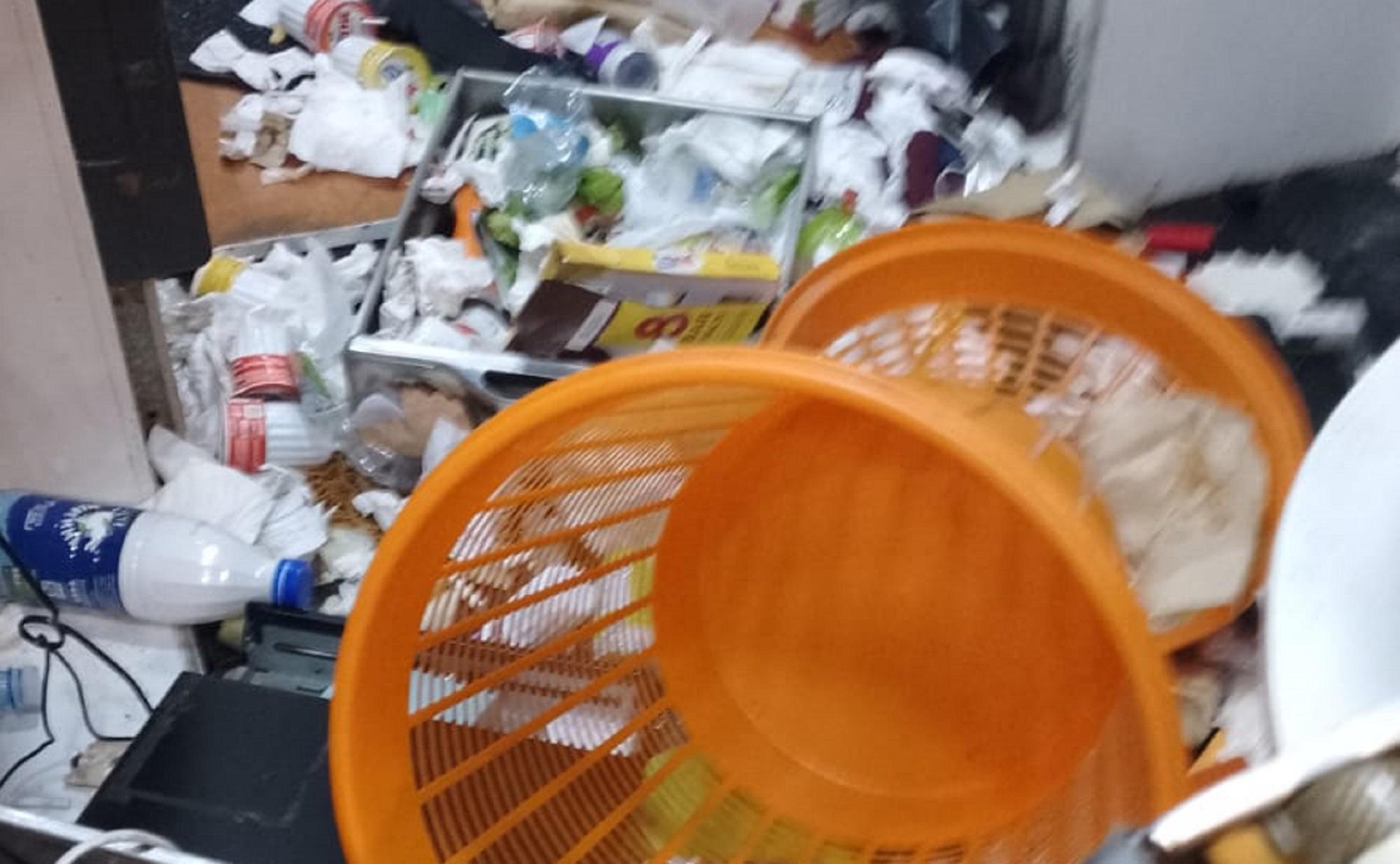 Il caos al bar caffè Modì di via Galilei fotografato dai dipendenti