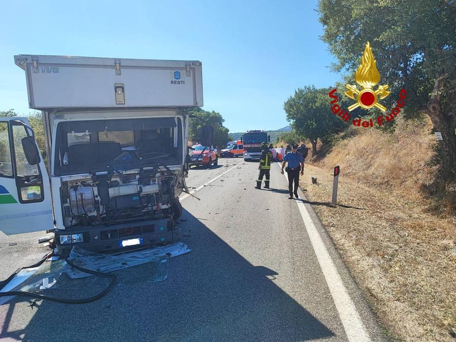 Violento scontro vettura-autocarro tra Bortigali e Birori: chiusa la strada