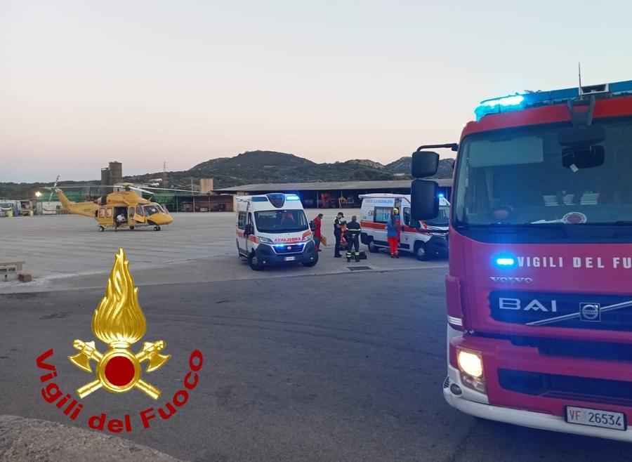 Auto con marito e moglie sbatte su un camion rifiuti nei pressi di Palau: in ospedale a Olbia lui con l’elisoccorso, lei in ambulanza