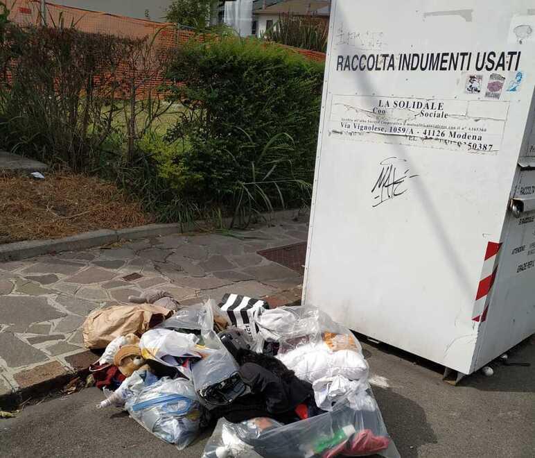 Troppi rifiuti abbandonati, a Carpi blindati i cassonetti dei vestiti<br type="_moz" />
