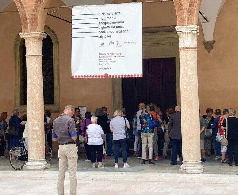 Impazza la “Teatro-mania” Che fila per l’abbonamento