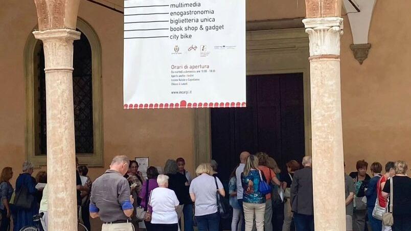 Impazza la “Teatro-mania” Che fila per l’abbonamento