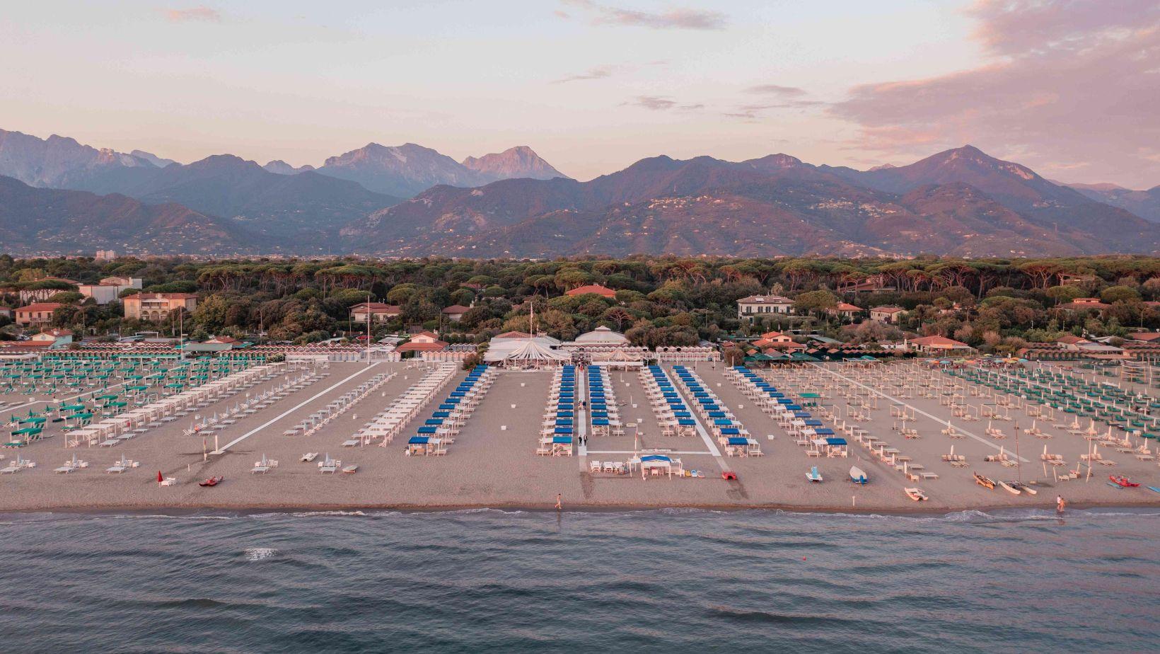 Calo di turisti sulle spiagge toscane: pochi giorni e pranzo al sacco. Il 2023 è l'anno delle vacanze "povere"
