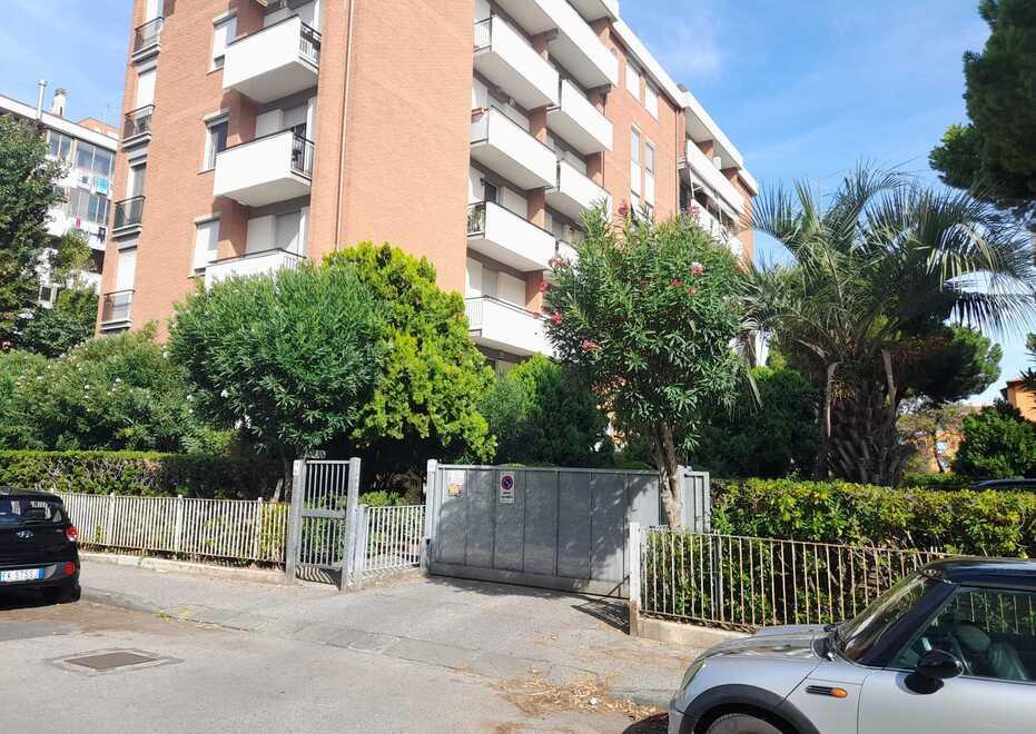 Il condominio di via Bernardo Prato alle Sorgenti dove è avvenuta la violenta rapina