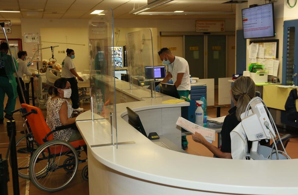 Versilia, medico lascia il pronto soccorso e si trasferisce a Reggio Emilia: «Là posso guadagnare di più»
