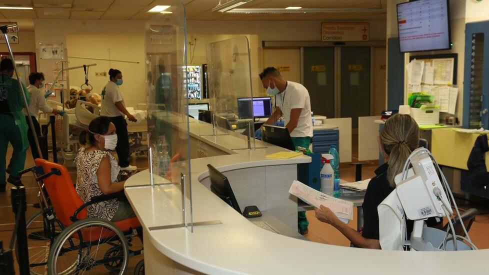 Versilia, medico lascia il pronto soccorso e si trasferisce a Reggio Emilia: «Là posso guadagnare di più»