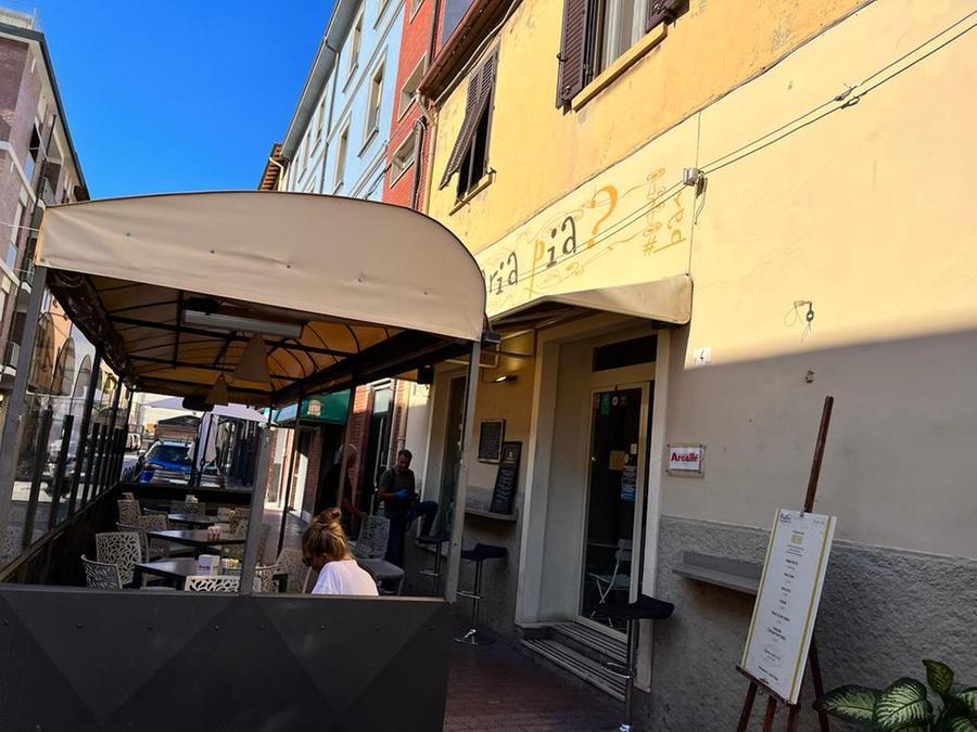 Piombino, entra dalla finestra nel bar per rubare il fondo cassa