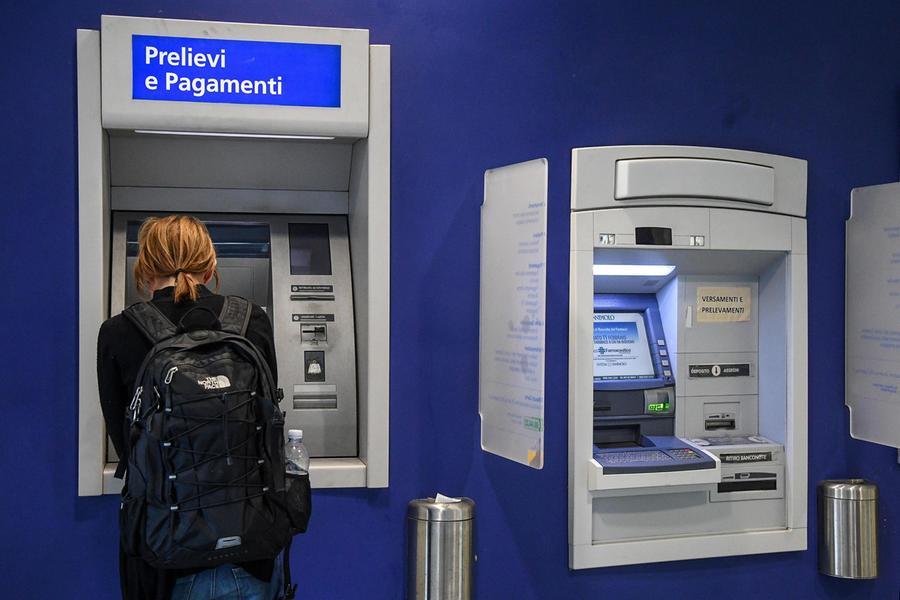 Sferra un pugno a una donna, la trascina per strapparle lo zaino e derubarla dei soldi presi al bancomat: arrestato a Sestu
