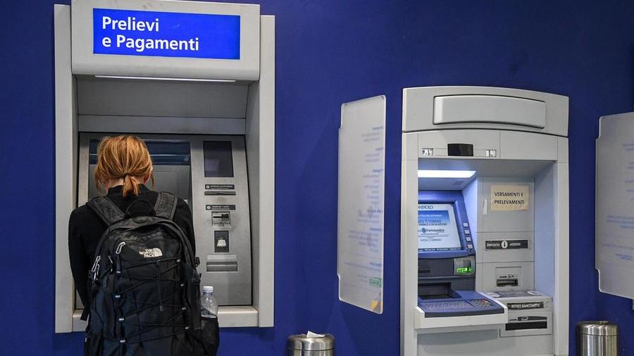 Sferra un pugno a una donna, la trascina per strapparle lo zaino e derubarla dei soldi presi al bancomat: arrestato a Sestu