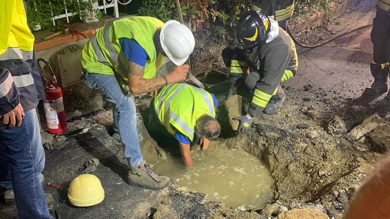 Fuga di gas dopo i lavori alla strada. «La Provincia accerti se c’è legame»