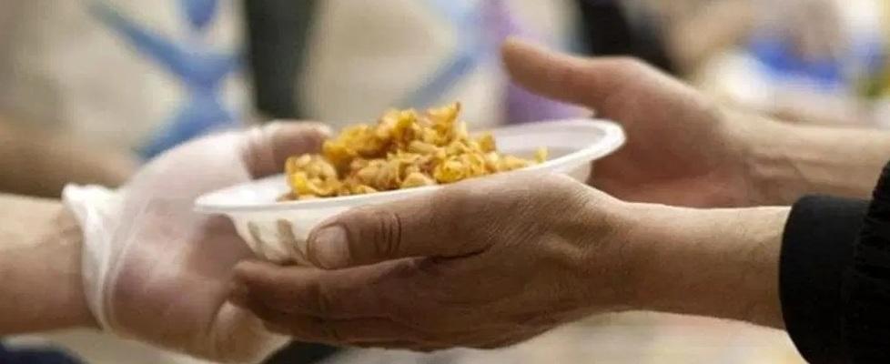 Allarme Caritas, a Firenze cresce la povertà: ogni giorno in 600 alle mense, ci sono anche italiani minorenni