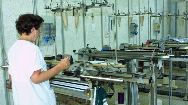 Prato, l’operaio si ribella ai turni di 16 ore: in manette due imprenditori tessili