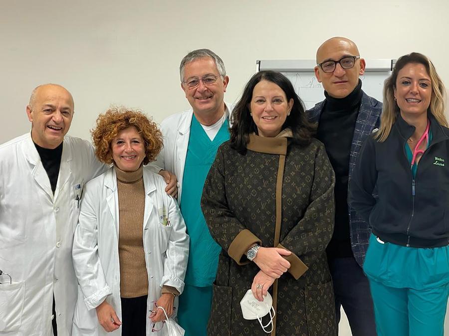 
	La paziente, al centro, insieme allo staff medico che ha seguito il suo caso

