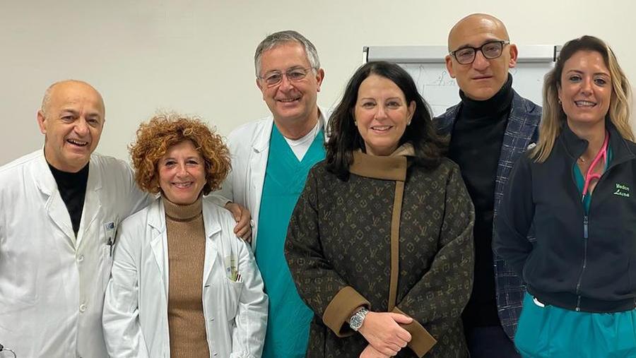 La paziente, al centro, insieme allo staff medico che ha seguito il suo caso