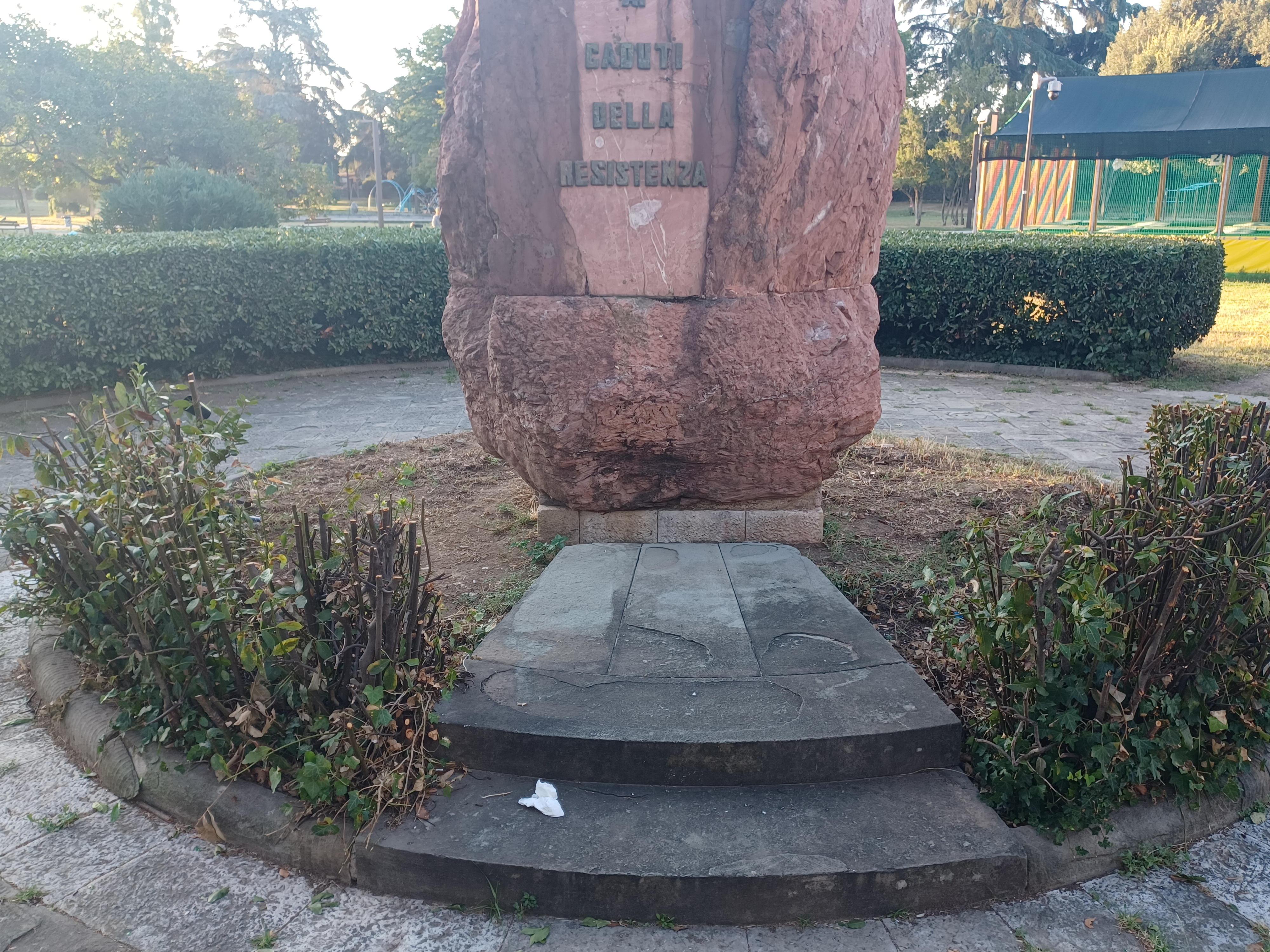 Pistoia, scatena la polemica la potatura della siepe al monumento ai Caduti