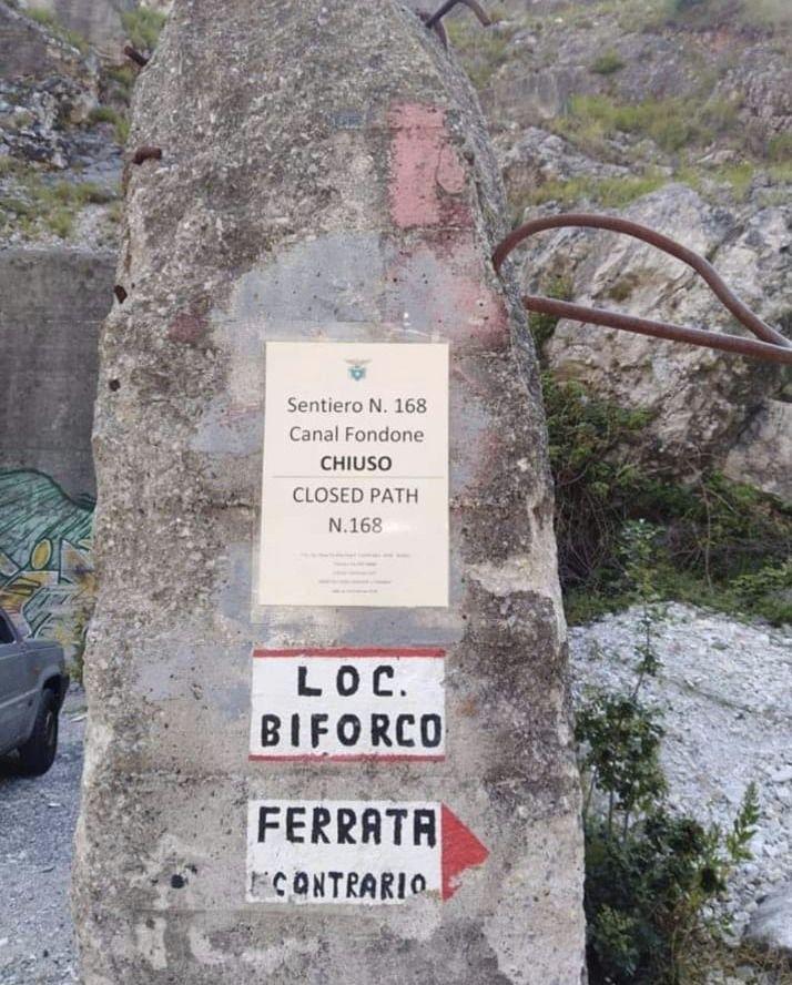 Il cartello del Cai che indica la chiusura del sentiero 168 Canal Fondone perché al momento inagibile