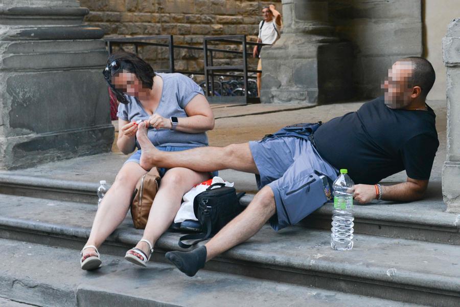 Firenze, selfie proibiti e pedicure sotto la loggia: la bellezza offesa dai turisti cafoni. Noi nelle piazze capolavoro