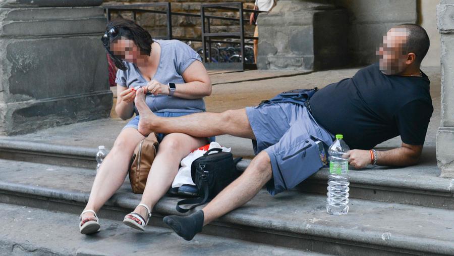 Firenze, selfie proibiti e pedicure sotto la loggia: la bellezza offesa dai turisti cafoni. Noi nelle piazze capolavoro