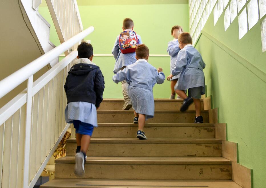 Lapis ergonomico, tovaglia per la merenda e cartoleria personalizzata. Bimbi e genitori: benvenuti alla scuola dell’obbligo