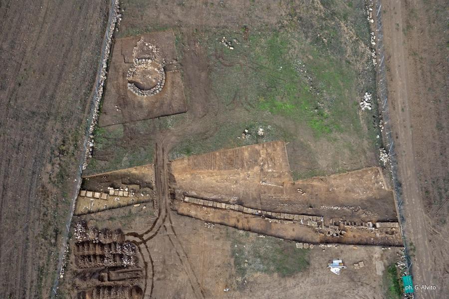 Una veduta aerea del sito archeologico di Mont'e Prama
