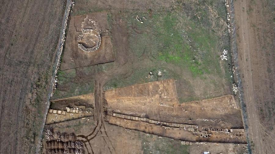 Una veduta aerea del sito archeologico di Mont'e Prama