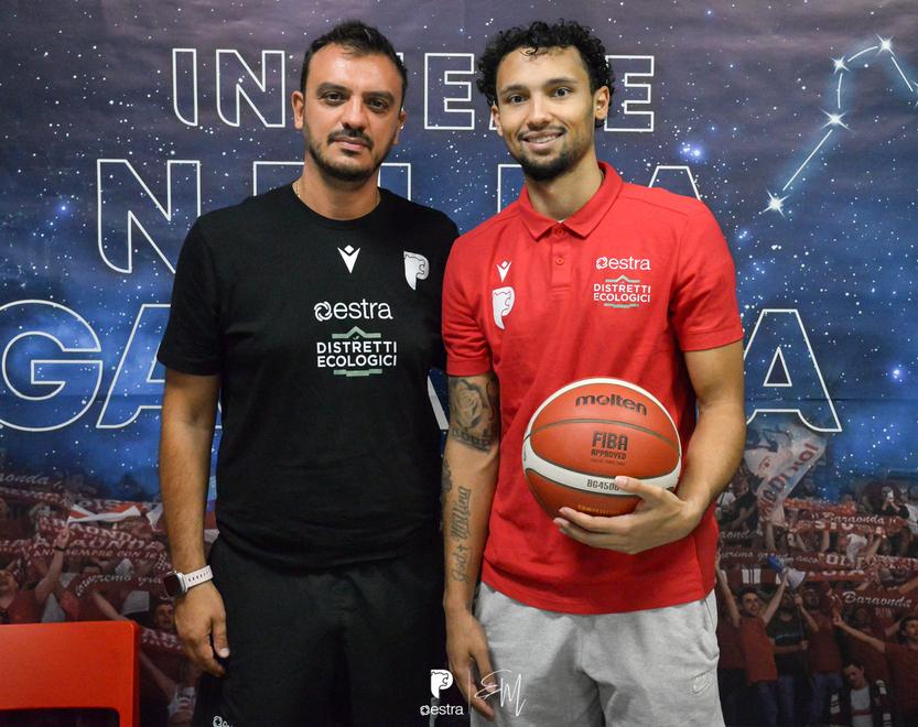 
	A destra la nuova guardia di Estra Basket Pistoia

