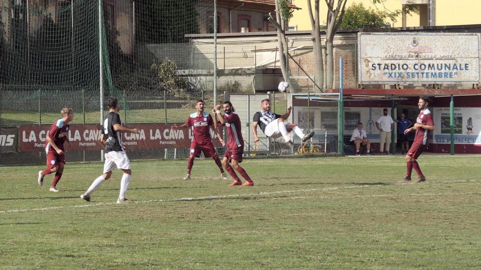 Viareggio e Pietrasanta, una rivalità lunga una vita: ma non chiamatelo derby