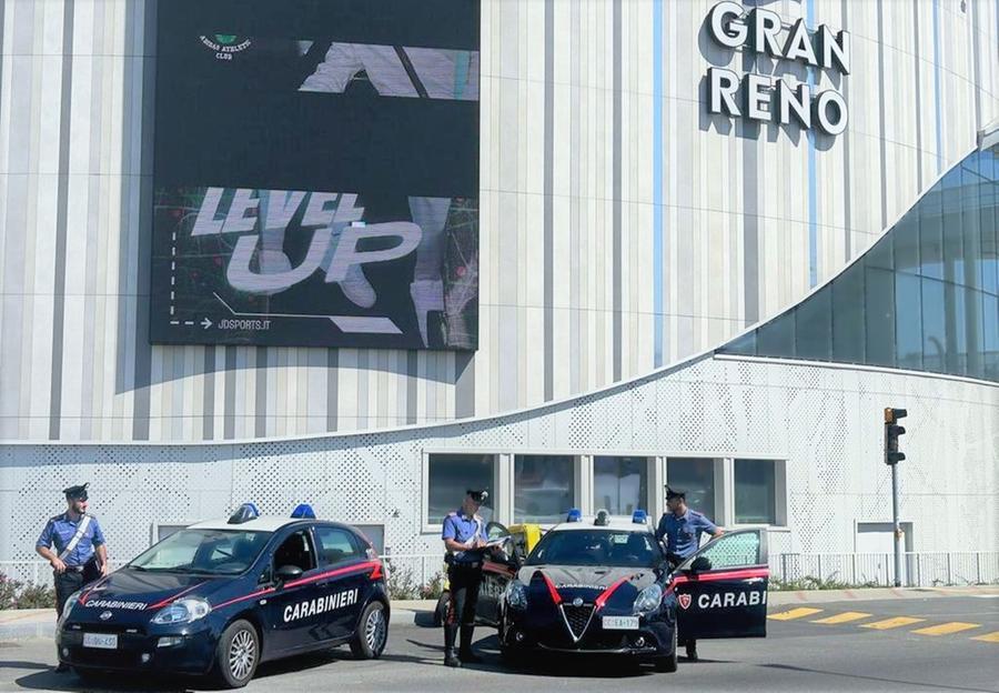 Filma una studentessa modenese nei camerini del centro commerciale