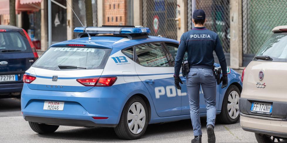Ferrara, picchiato e rapinato in zona Gad