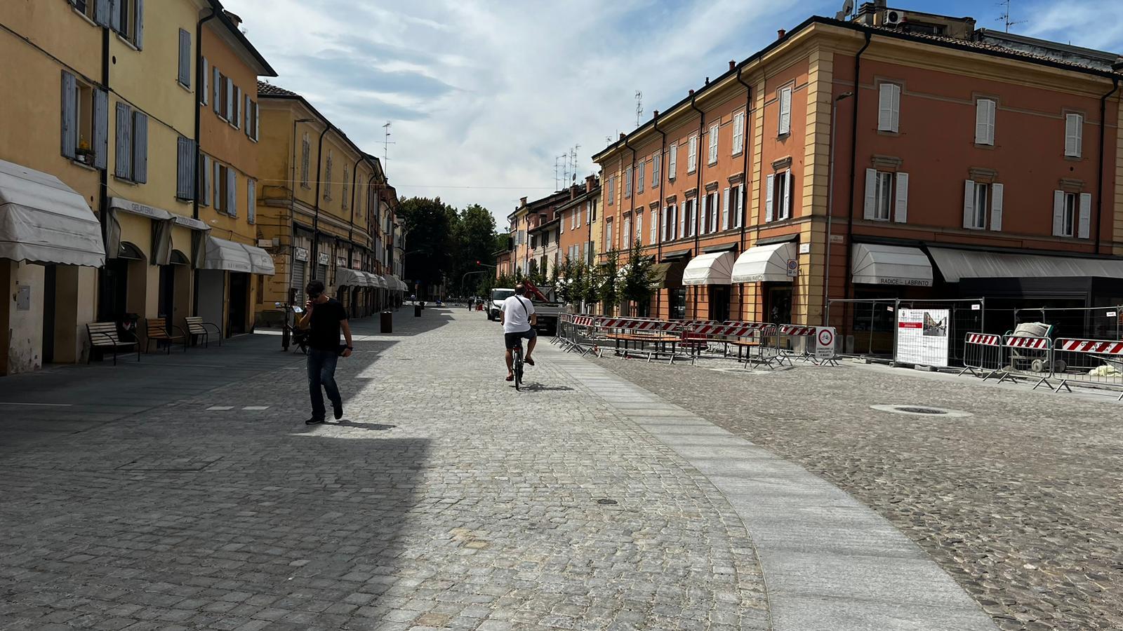 Carpi. Fiori, scacchi,<br>
musica e giochi<br>
per la nuova vita<br>
di corso Roma<br>
