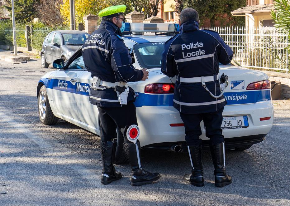 Portoverrara, viveva nello sporco e nel degrado. Casa pulita grazie anche ai vicini