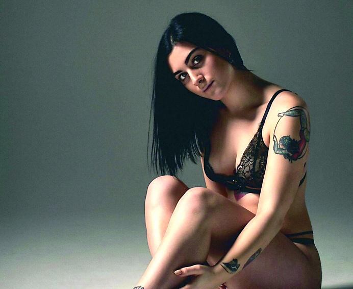 Martina, 20, anni: «Ecco cosa faccio su OnlyFans»<br>

