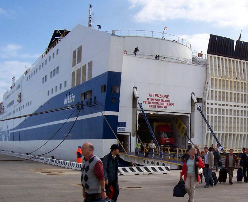 Olbia, turista crea caos a bordo: è ubriaco, giù dalla nave