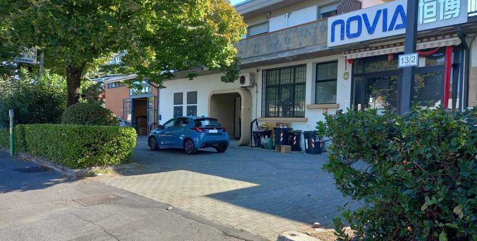 Prato, si attacca all’auto della moglie e muore sbattendo la testa