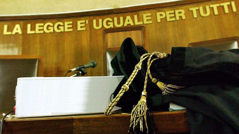 Lucca, licenziata per le foto osé alla festa: condannate le colleghe che ora dovranno risarcirla