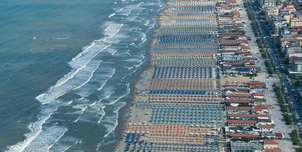 Versilia, l’estate delle illusioni: «Presenze giù del 15%». Dove sono finiti gli italiani?