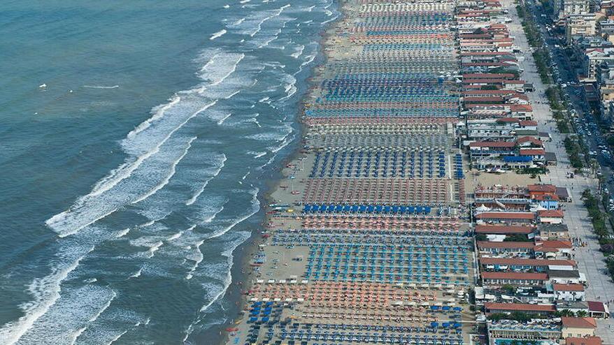 Versilia, l’estate delle illusioni: «Presenze giù del 15%». Dove sono finiti gli italiani?