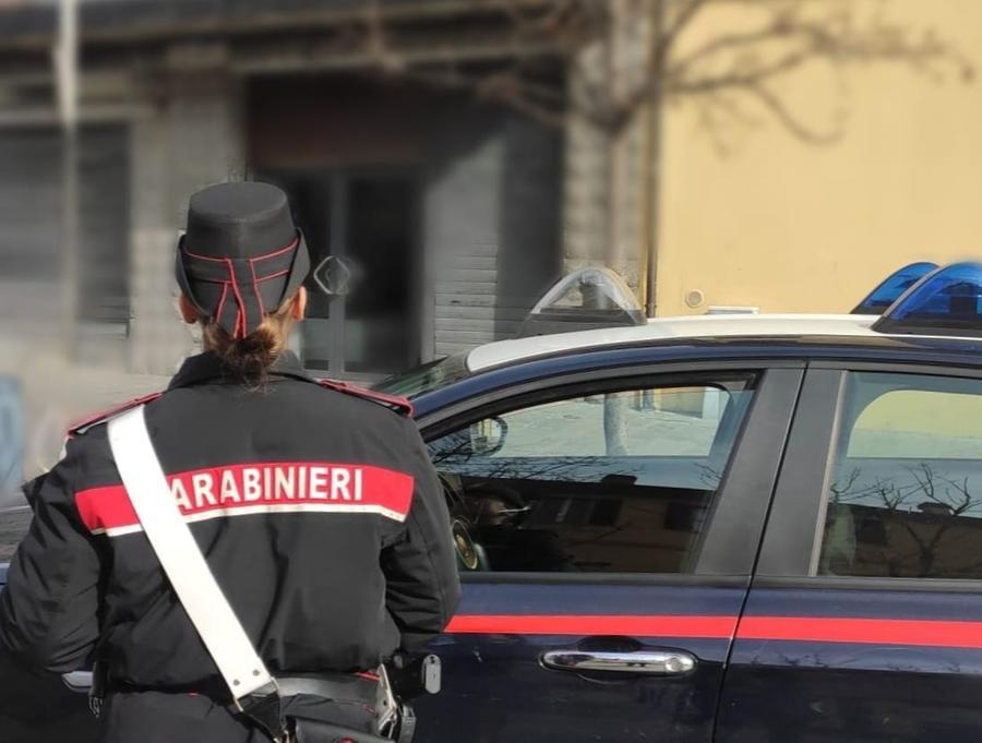 Gli spacca il naso con un pugno per l’auto lasciata accesa