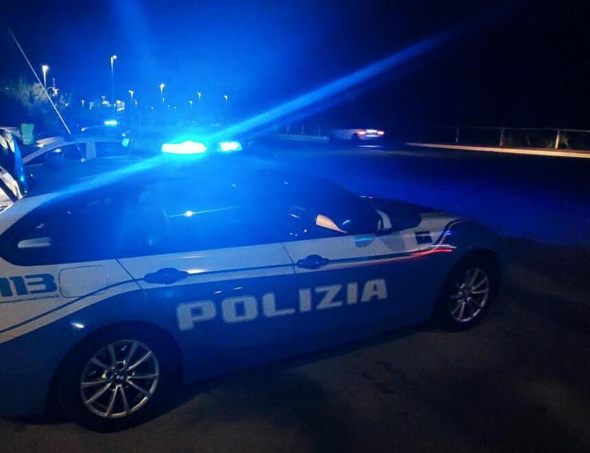 Viareggio, raid notturno di una banda di minorenni negli stabilimenti balneari: tutti identificati