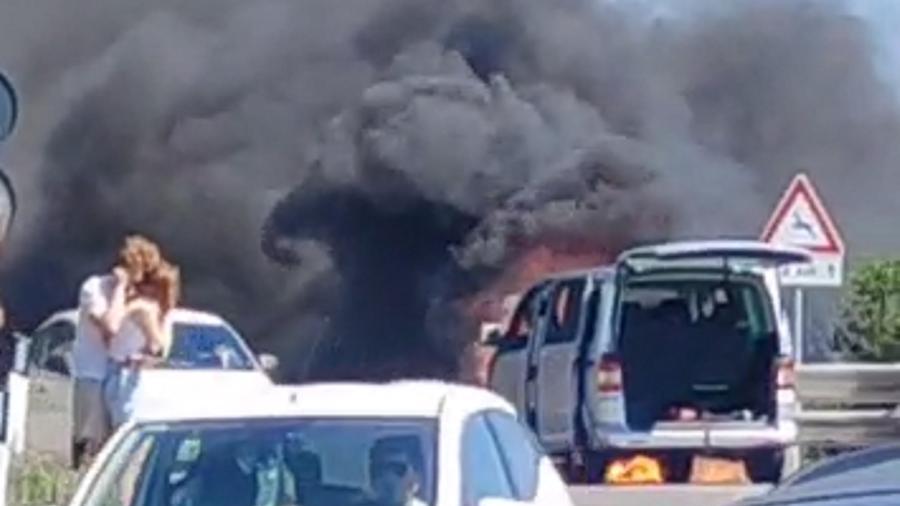 Il furgoncino a fuoco sul Romito