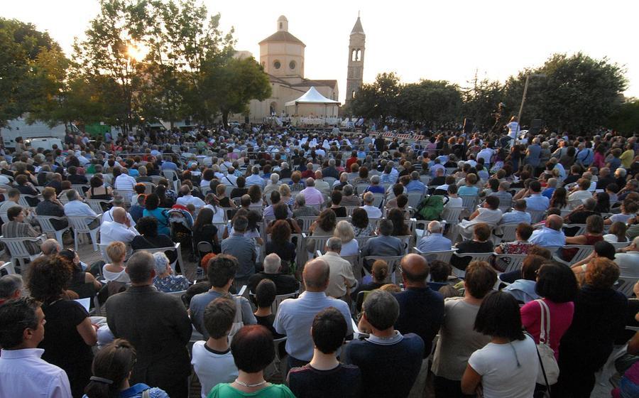 
	Folla di fedeli alla messa dell'arcivescovo durante una festa del Rimedio degli anni passati

